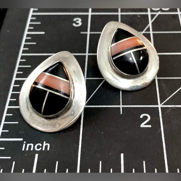 Vintage Native American Sterling Silver Coral And Onyx Inlay Post Earrings - Picture 7 of 16